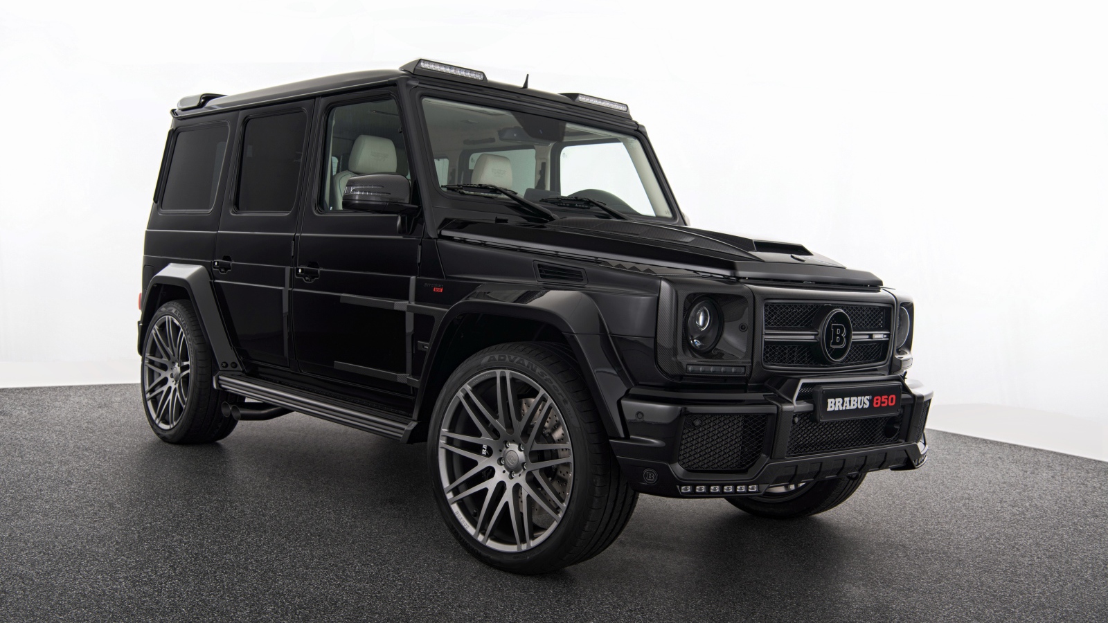 Черный автомобиль Mercedes-Benz G-класс W463 на белом фоне
