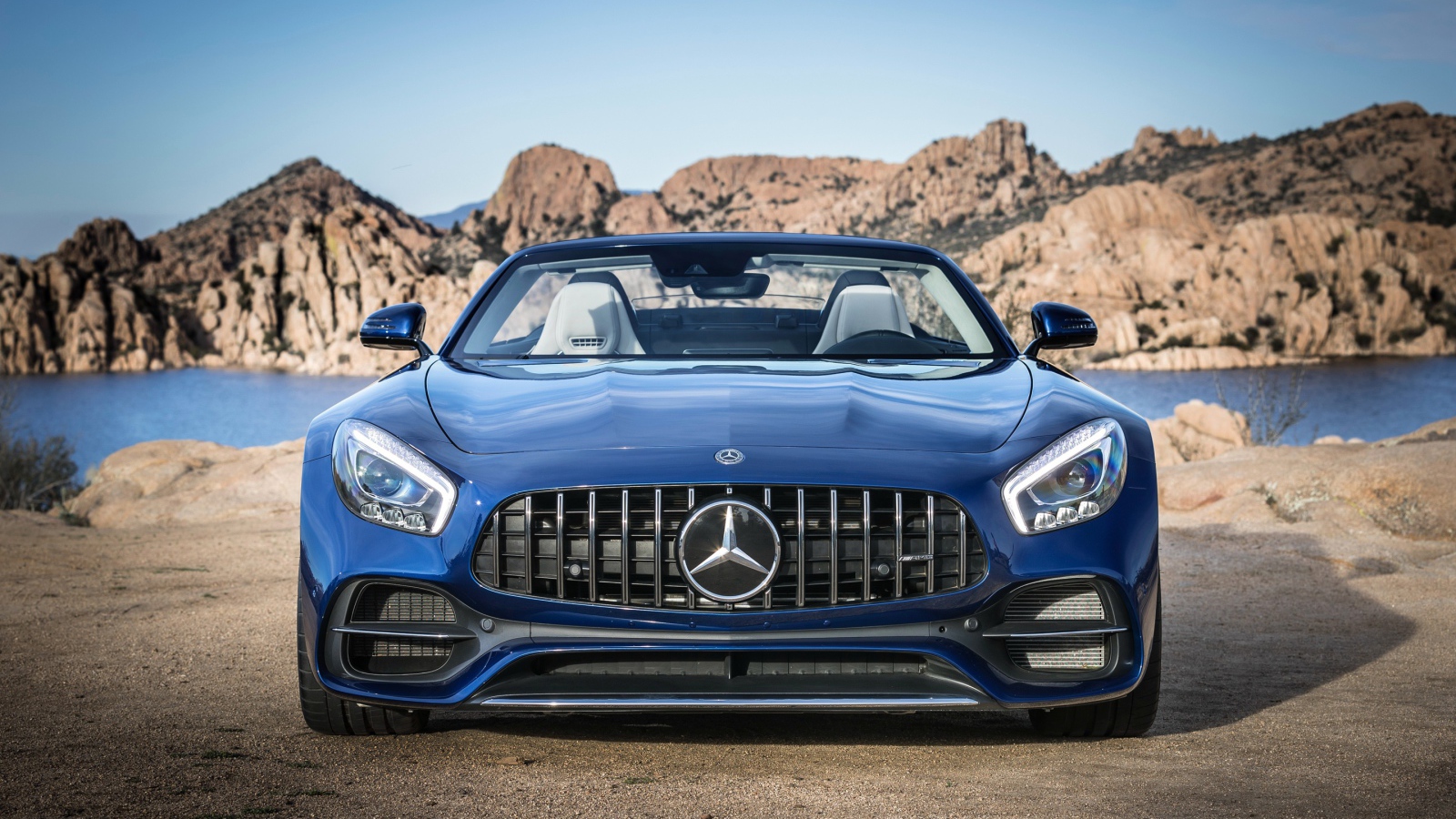 Автомобиль Mercedes AMG GT Roadster, 2017 года цвет синий металлик 