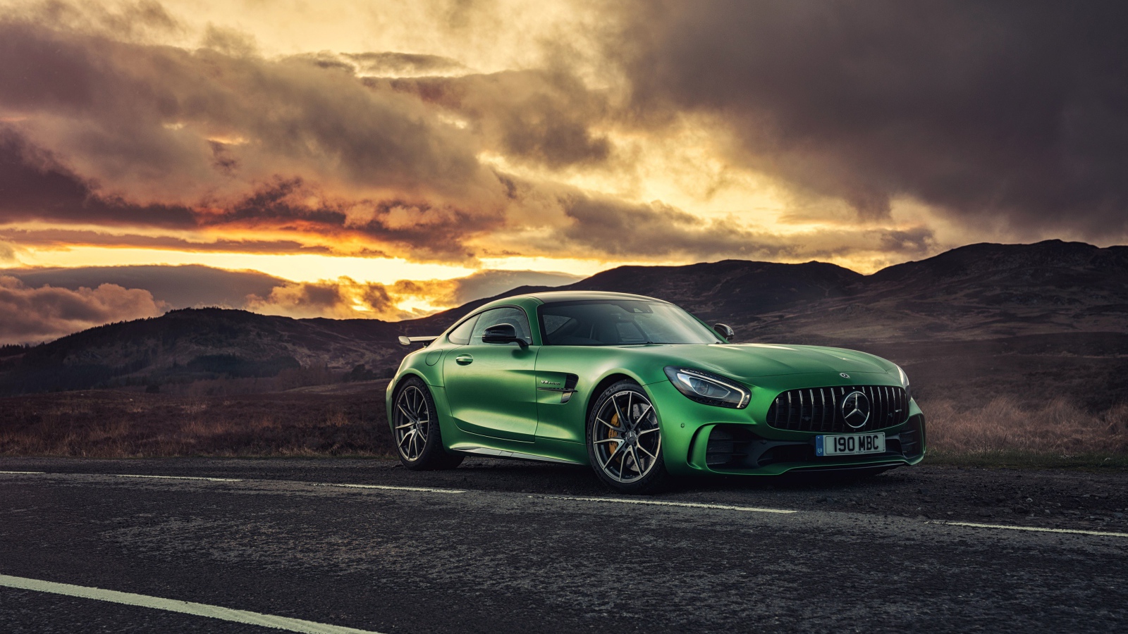 Зеленый автомобиль  Mercedes-AMG GT, 2017  на фоне красивого неба 