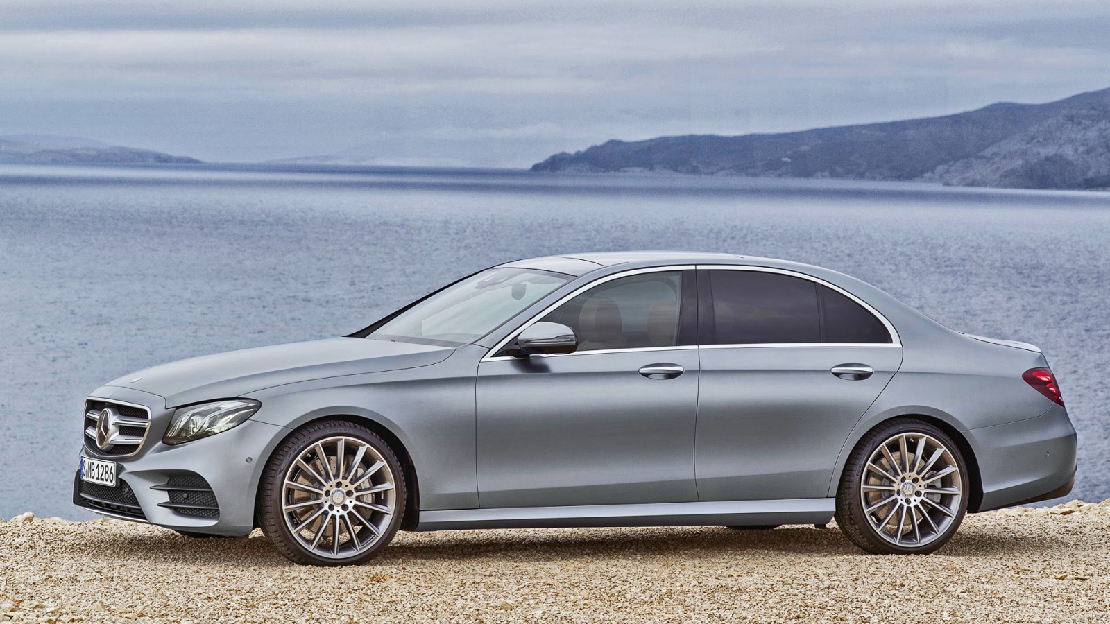 Серебристый Mercedes E-Class AMG Line 2017 года 