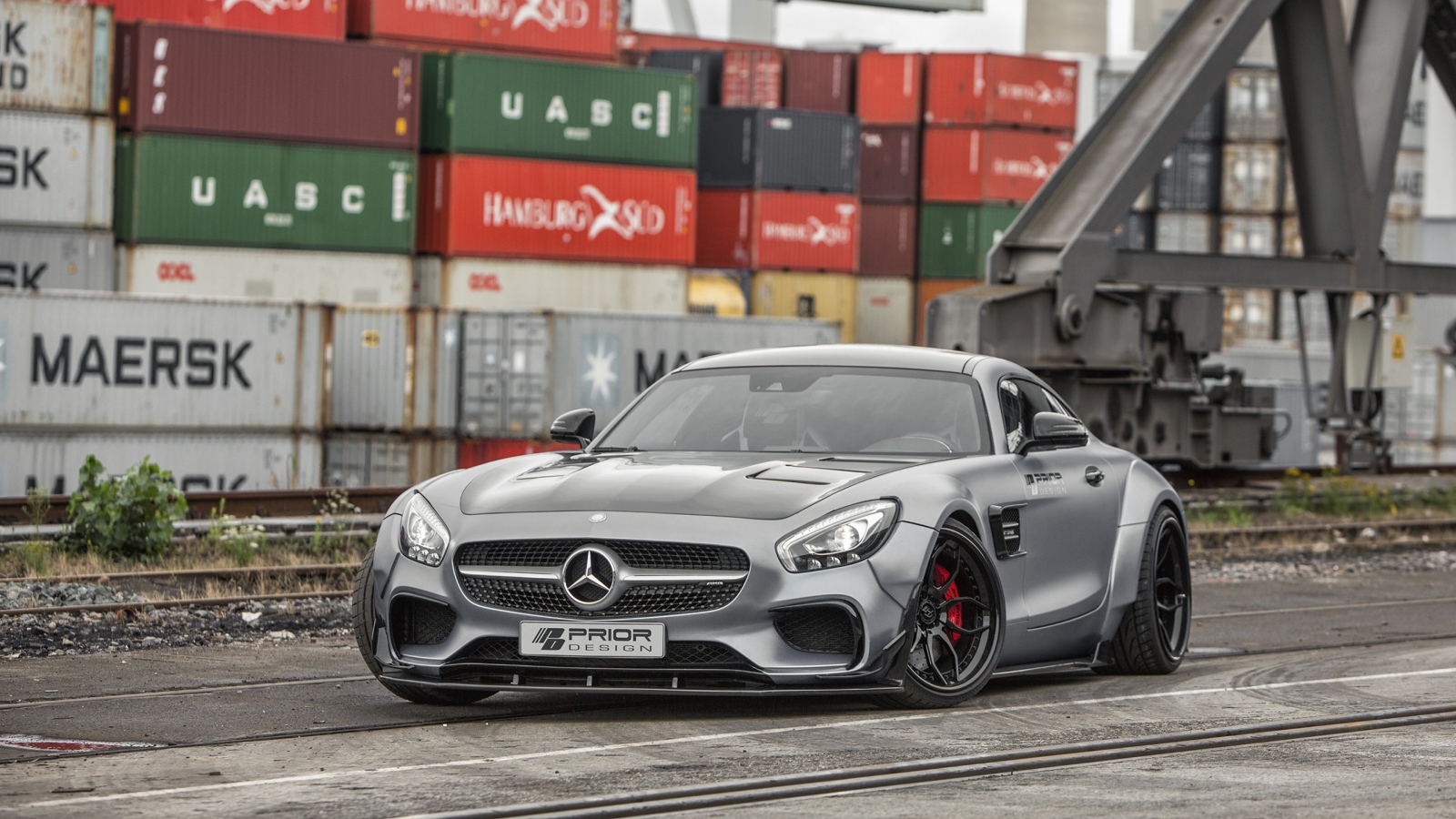 Серебристый спорткар Mercedes-AMG GT в порту