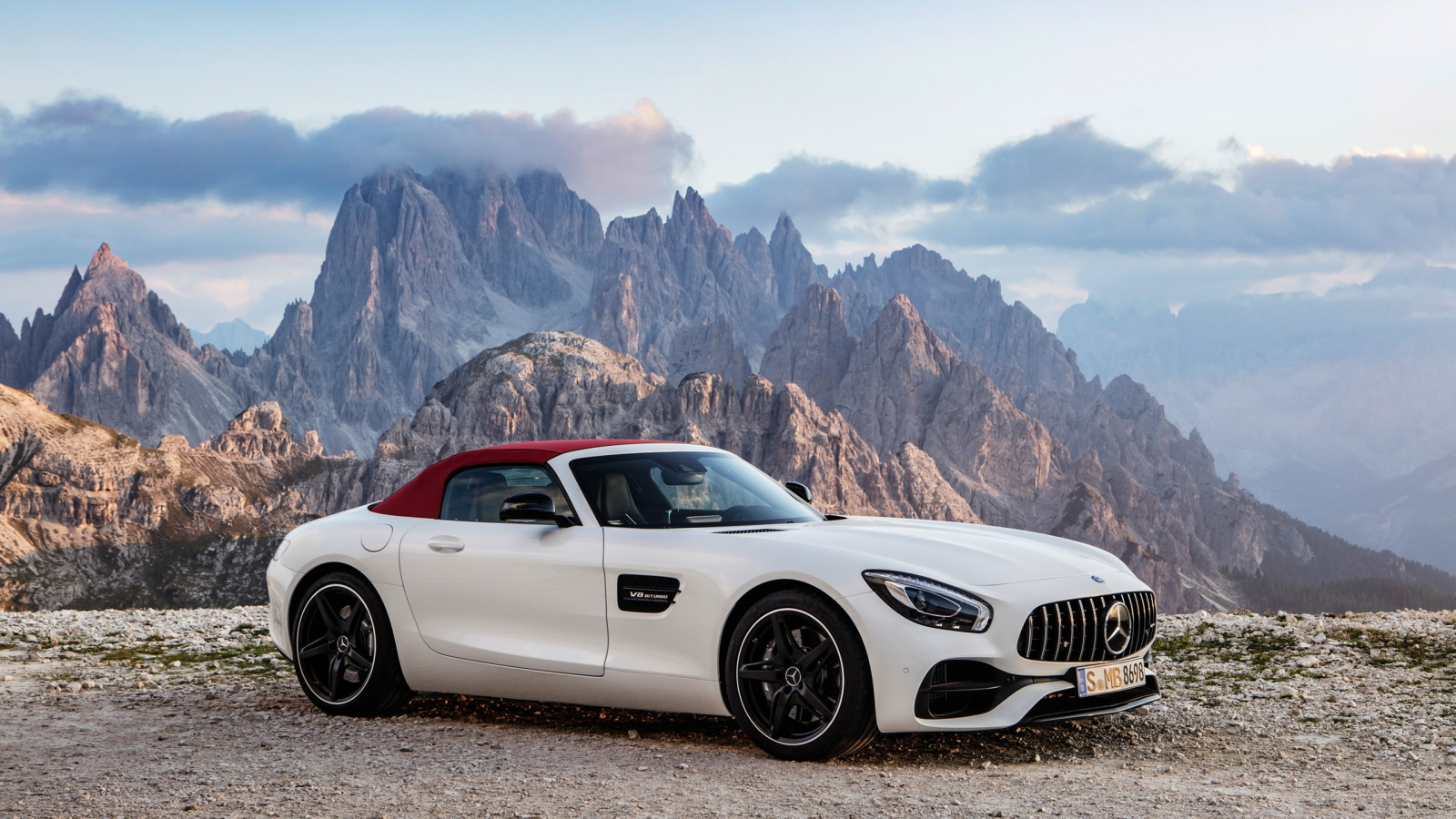 Стильный автомобиль Mercedes-AMG GT Roadster на фоне гор 