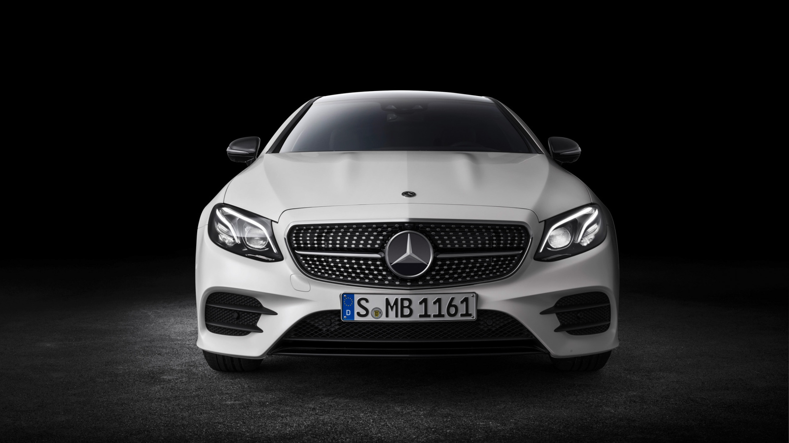 Белый автомобиль Mercedes-Benz E-Class Coupe, 2018 вид спереди