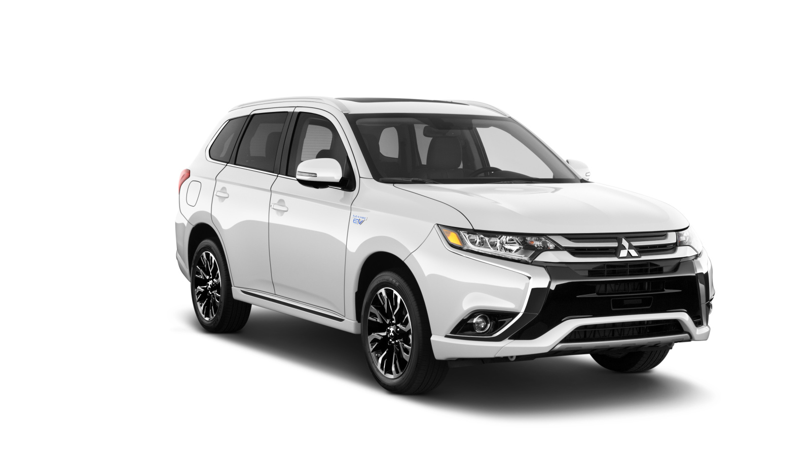 Белый компактный кроссовер Mitsubishi Outlander, 2018