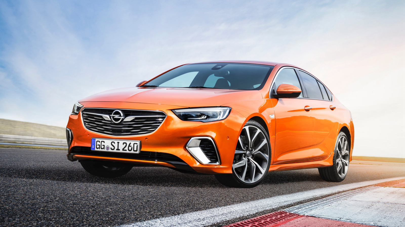 Стильный оранжевый автомобиль Opel Insignia GSi, 2018