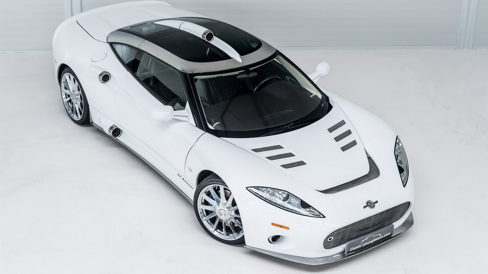 Белый спортивный автомобиль Spyker C8 Aileron, 2017