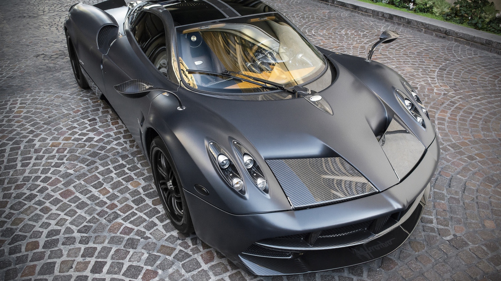 Серебристый автомобиль Pagani Huayra 