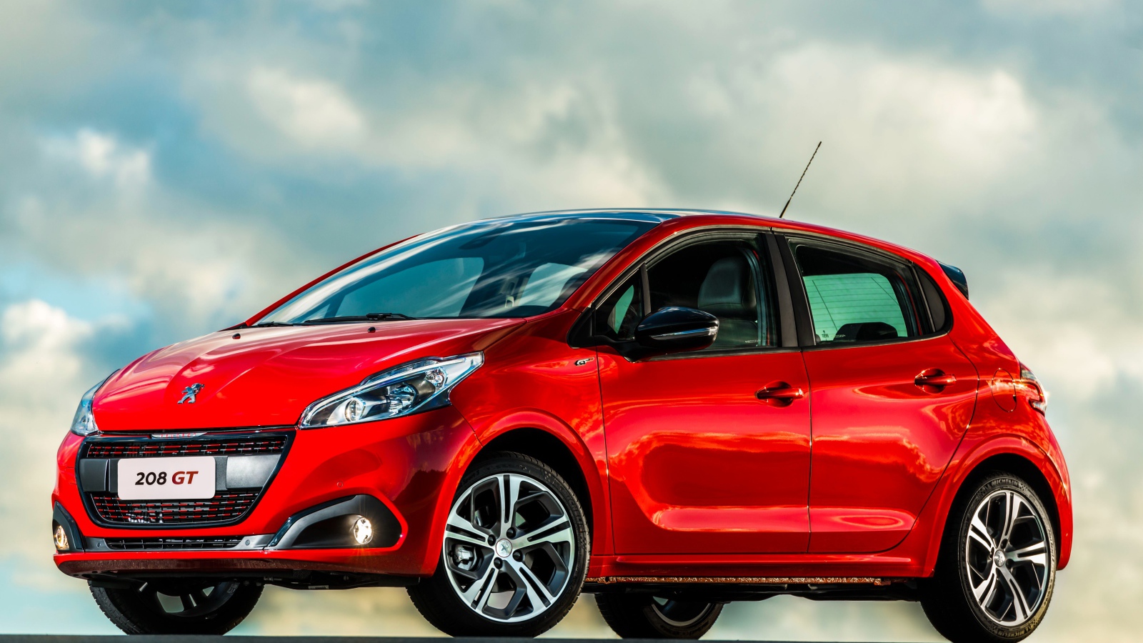 Красный автомобиль хэтчбек  Peugeot 208 GT