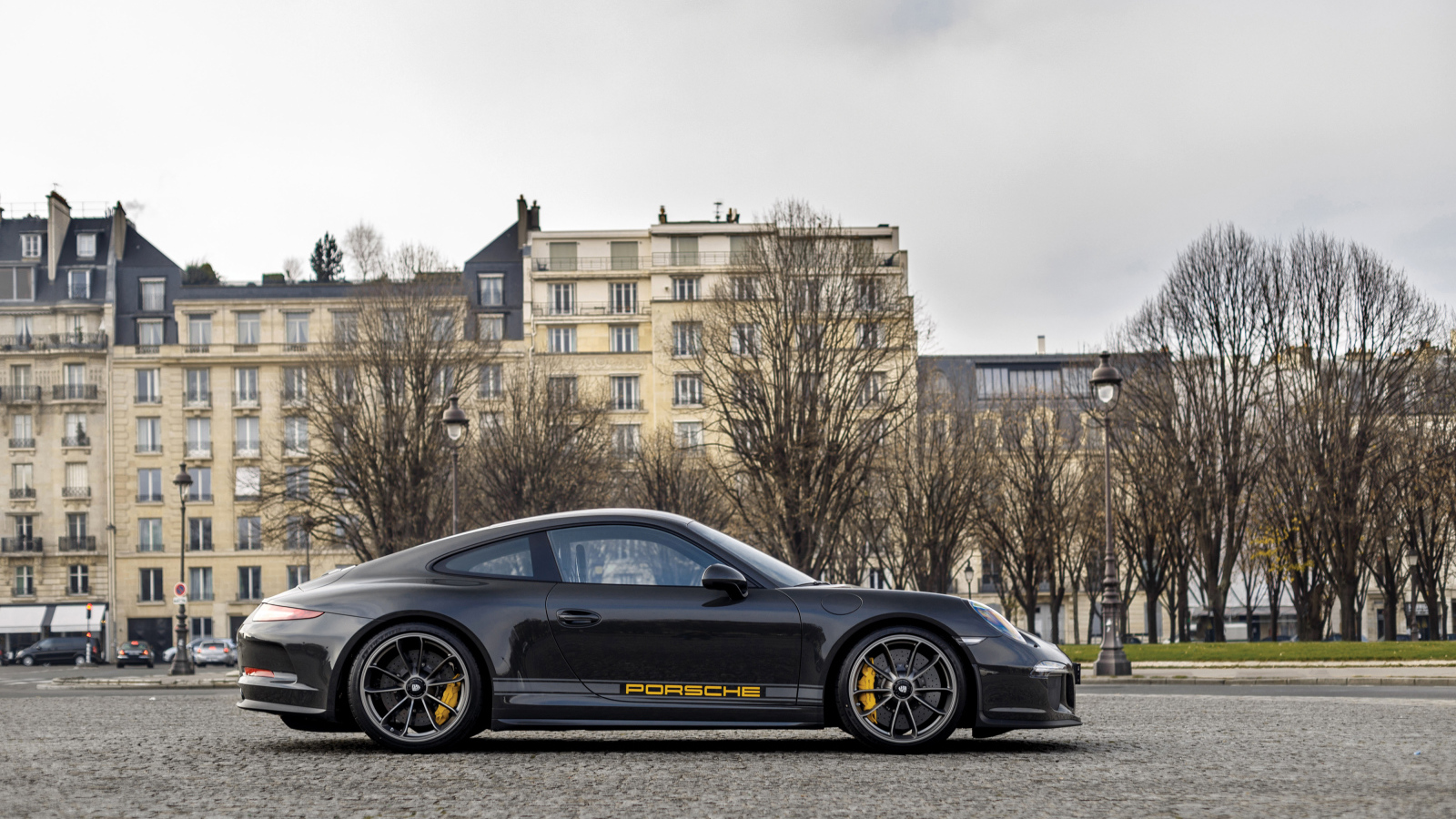 Черный спортивный автомобиль Porsche 911 в городе