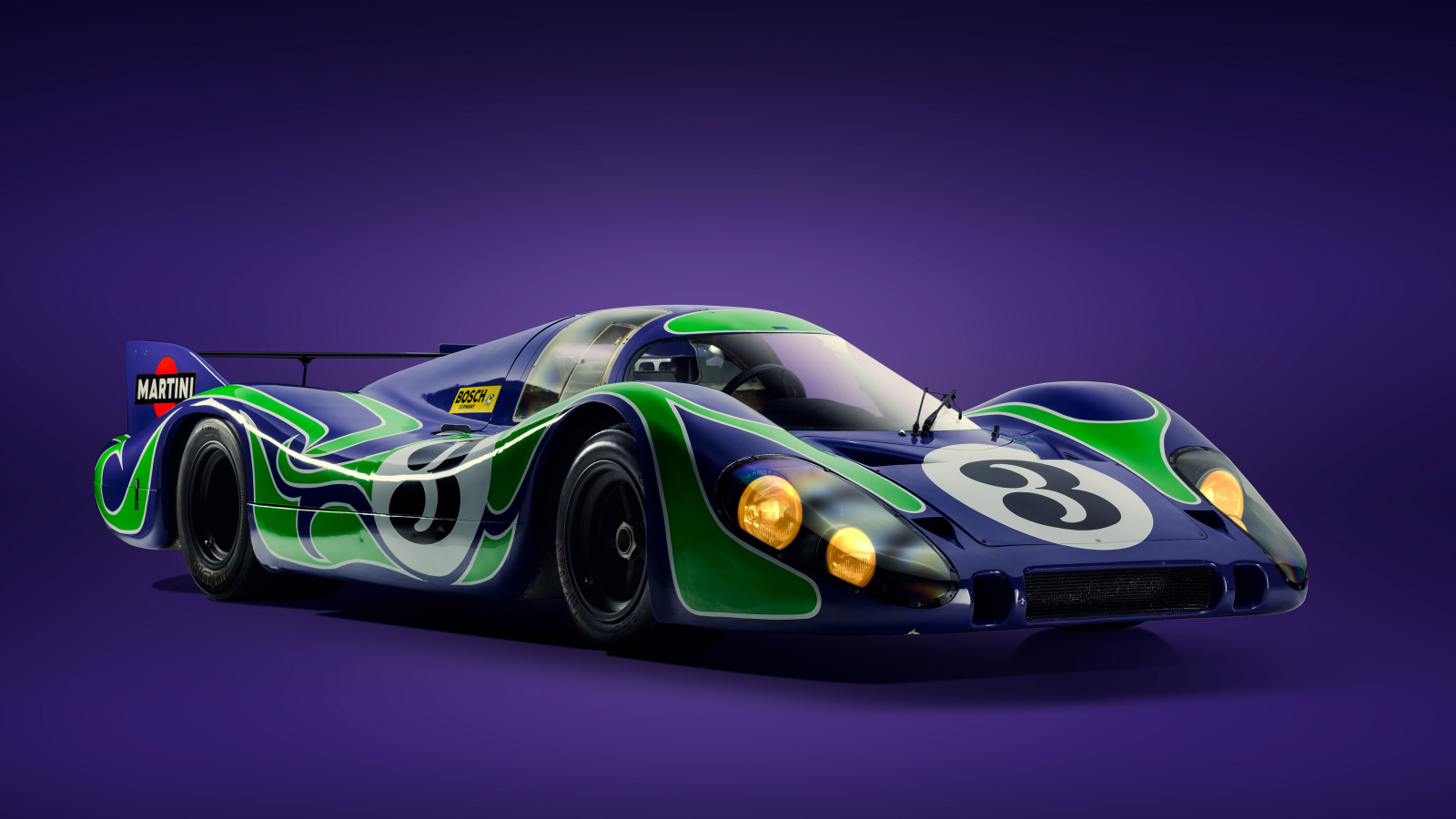 Гоночный автомобиль Porsche 917 Langheck на сиреневом фоне 