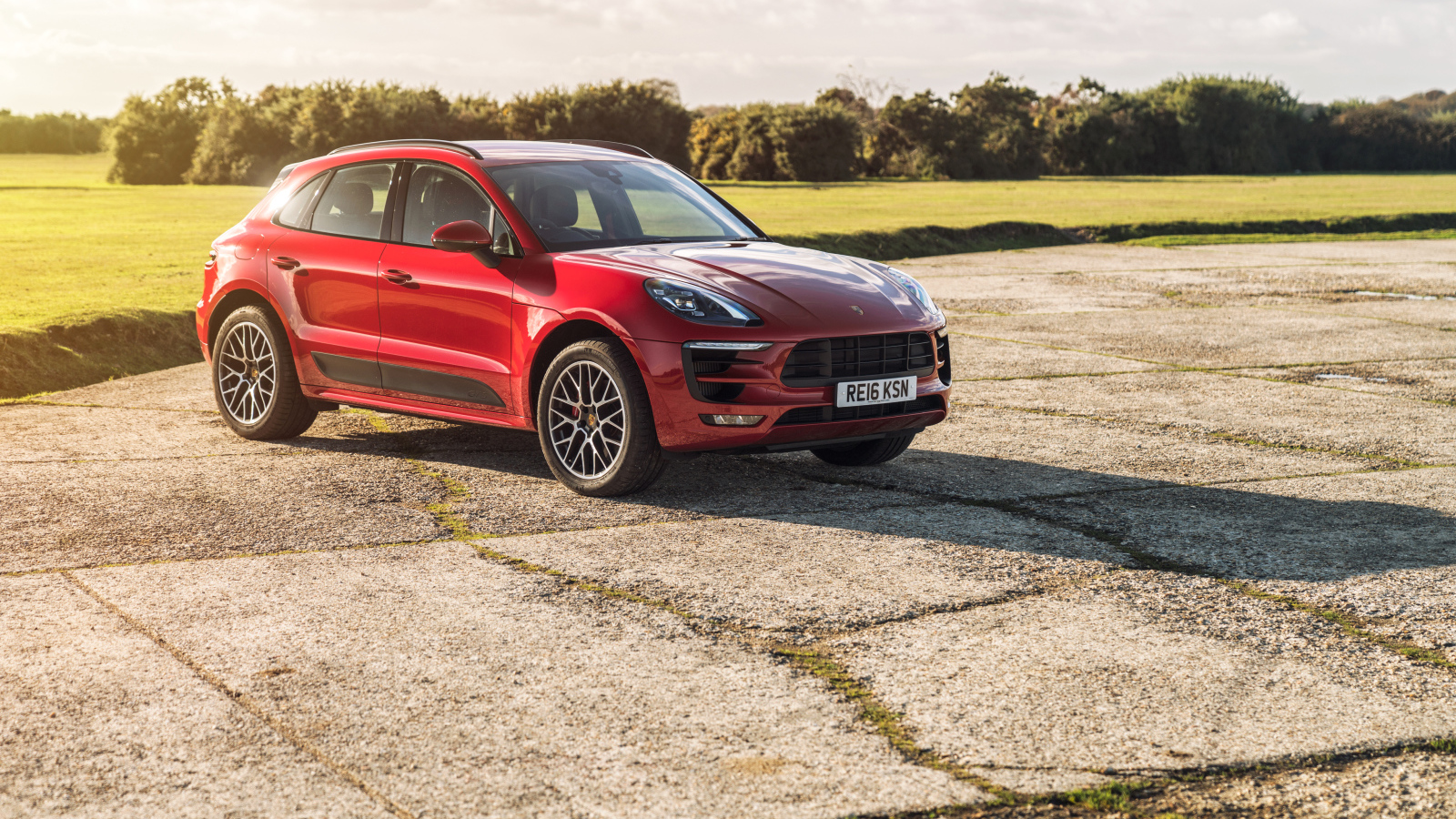 Красный внедорожник Porsche Macan