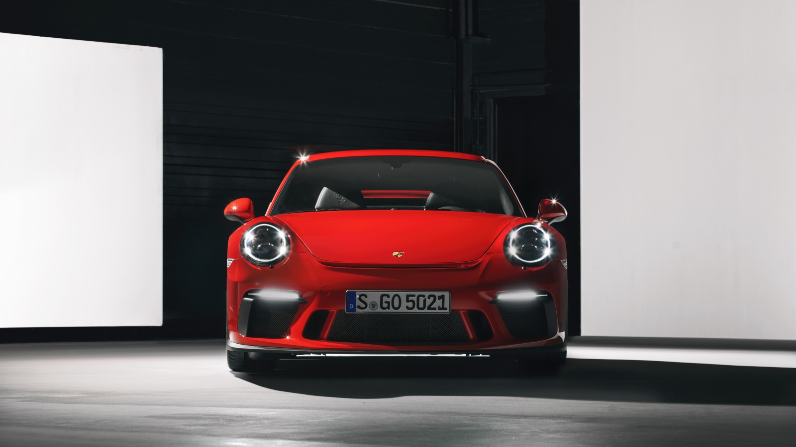 Красный автомобиль Porsche 911 GT3 