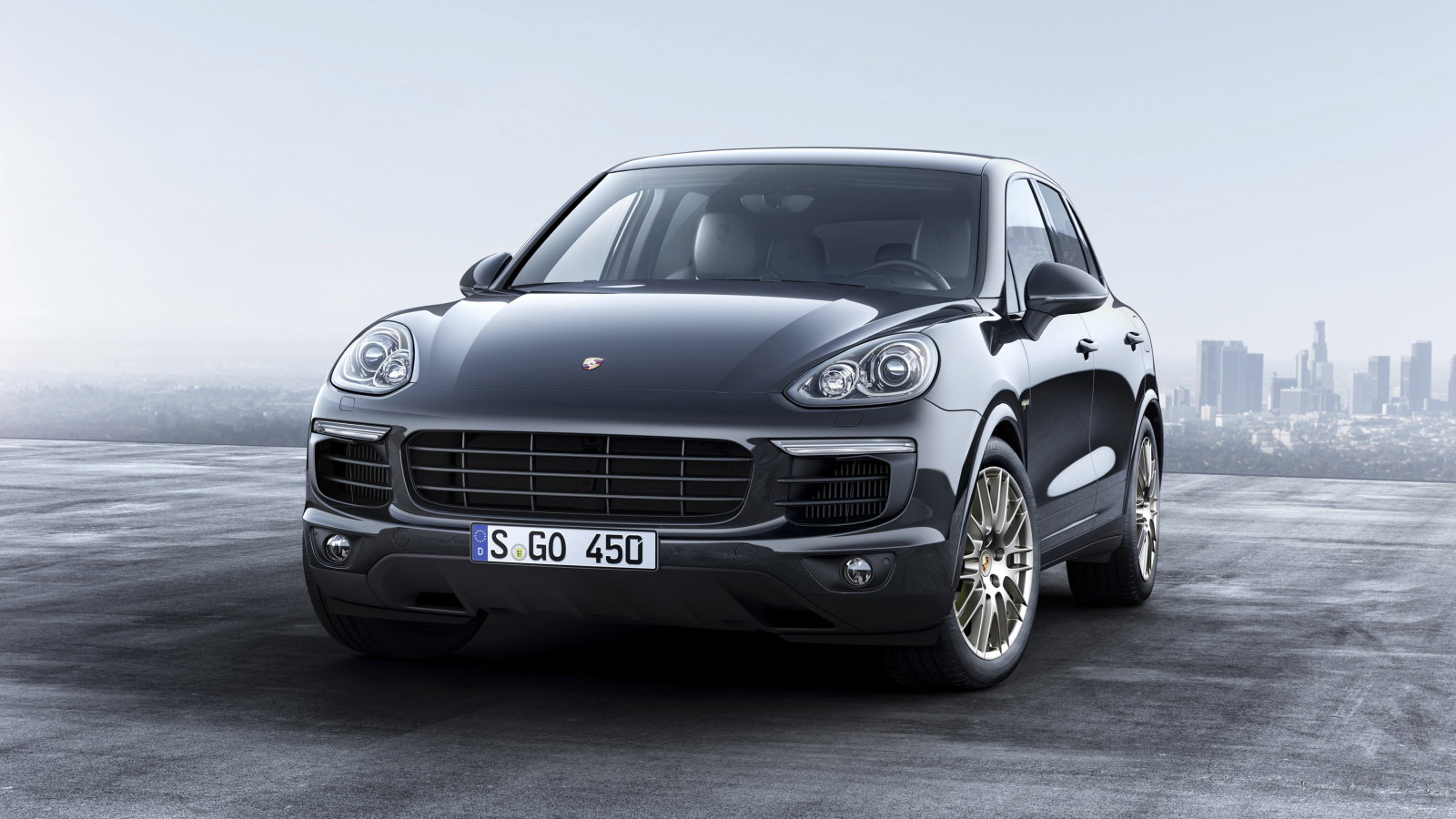 Серебристый автомобиль  Porsche Cayenne, 2017 