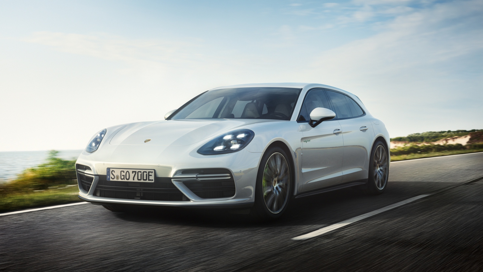 Белый внедорожник Porsche Panamera Turbo S E-Hybrid Sport Turismo, 2018 на трассе