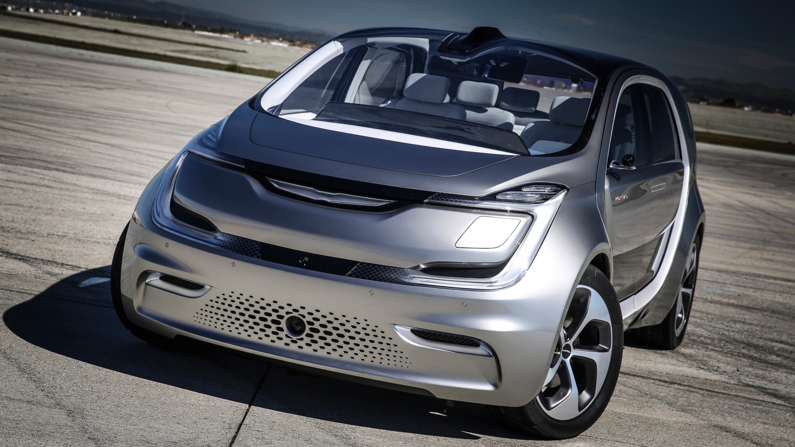 Серебристый минивэн Chrysler Portal Concept, 2017