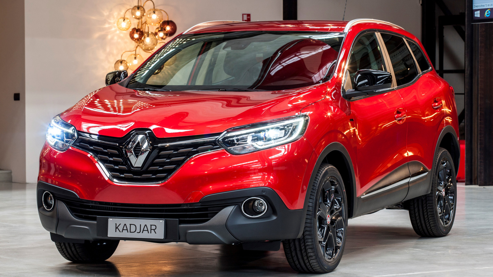 Красный автомобиль кроссовер Renault  Kadjar 