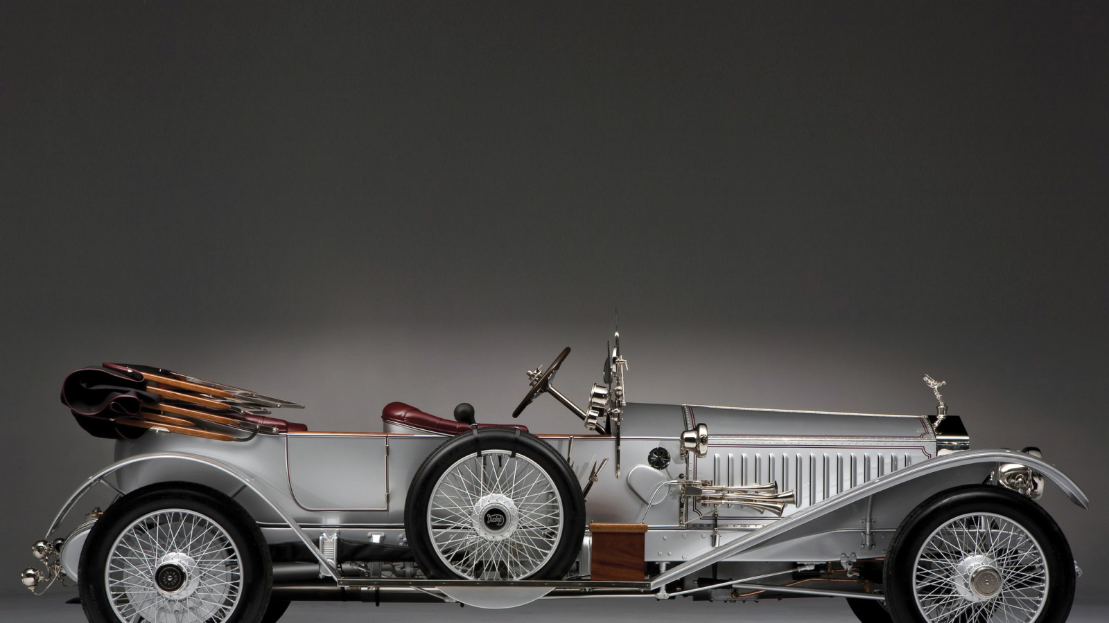 Стильный серебристый ретро автомобиль Rolls Royce, 1915 года