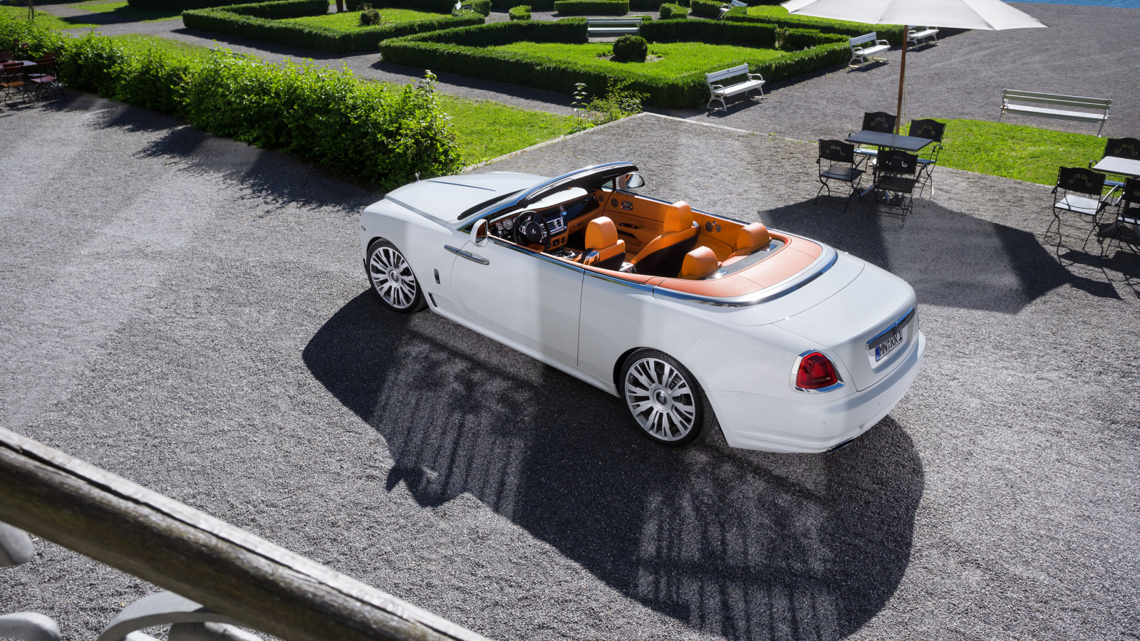 Белый автомобиль Rolls-Royce Dawn вид сверху