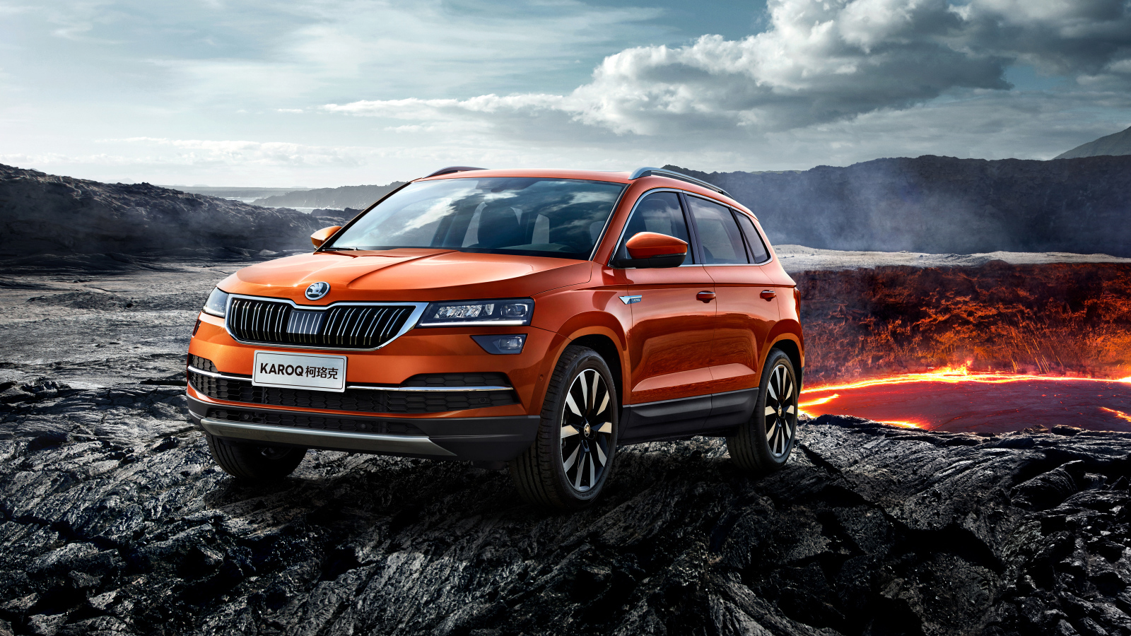 Оранжевый внедорожник Skoda Karoq, 2017 у вулкана