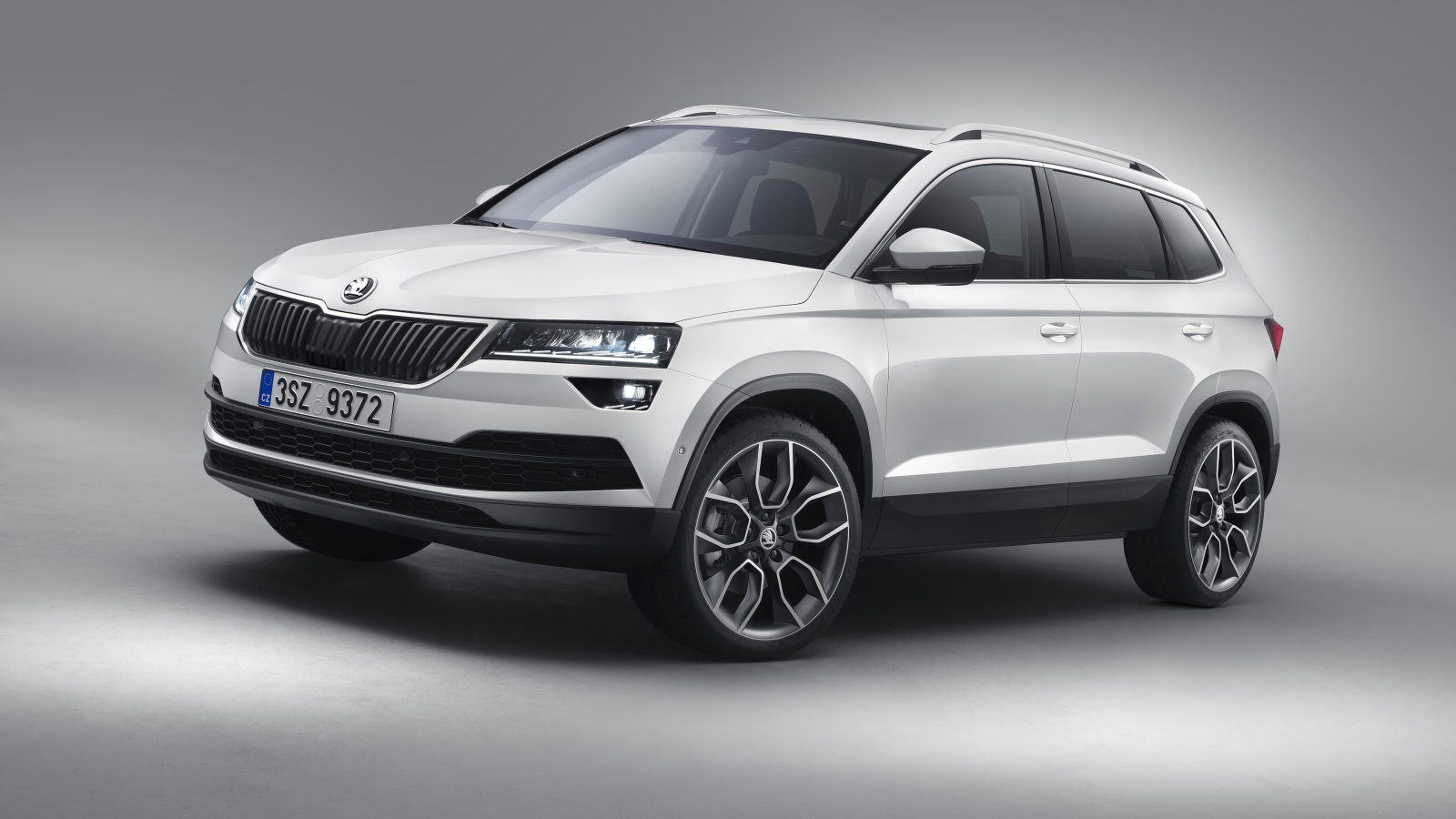 Белый внедорожник Škoda Karoq на сером фоне