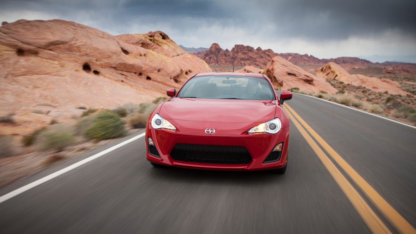 Красный автомобиль Toyota GT86 на трассе 