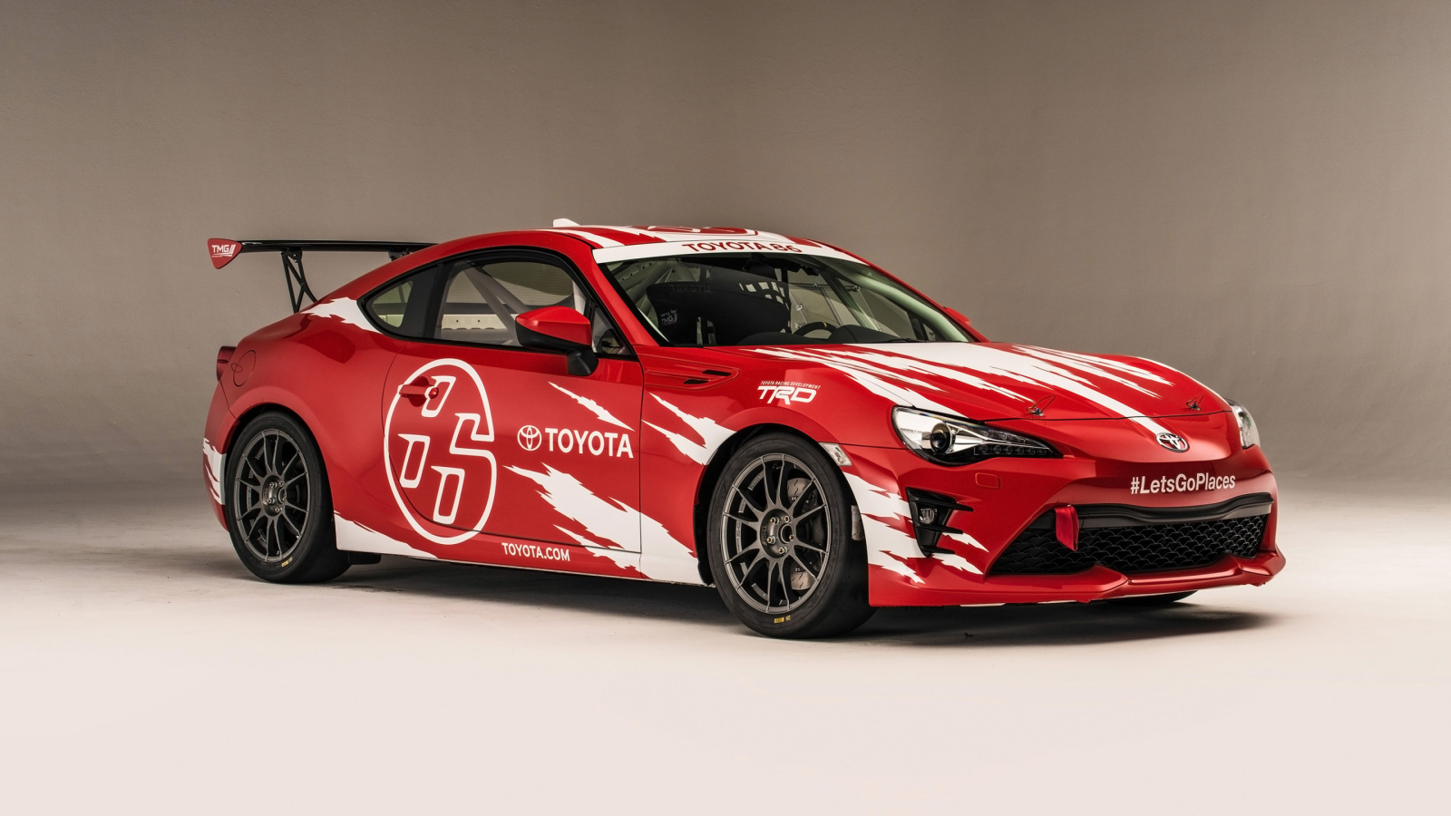 Красный гоночный автомобиль Toyota GT86