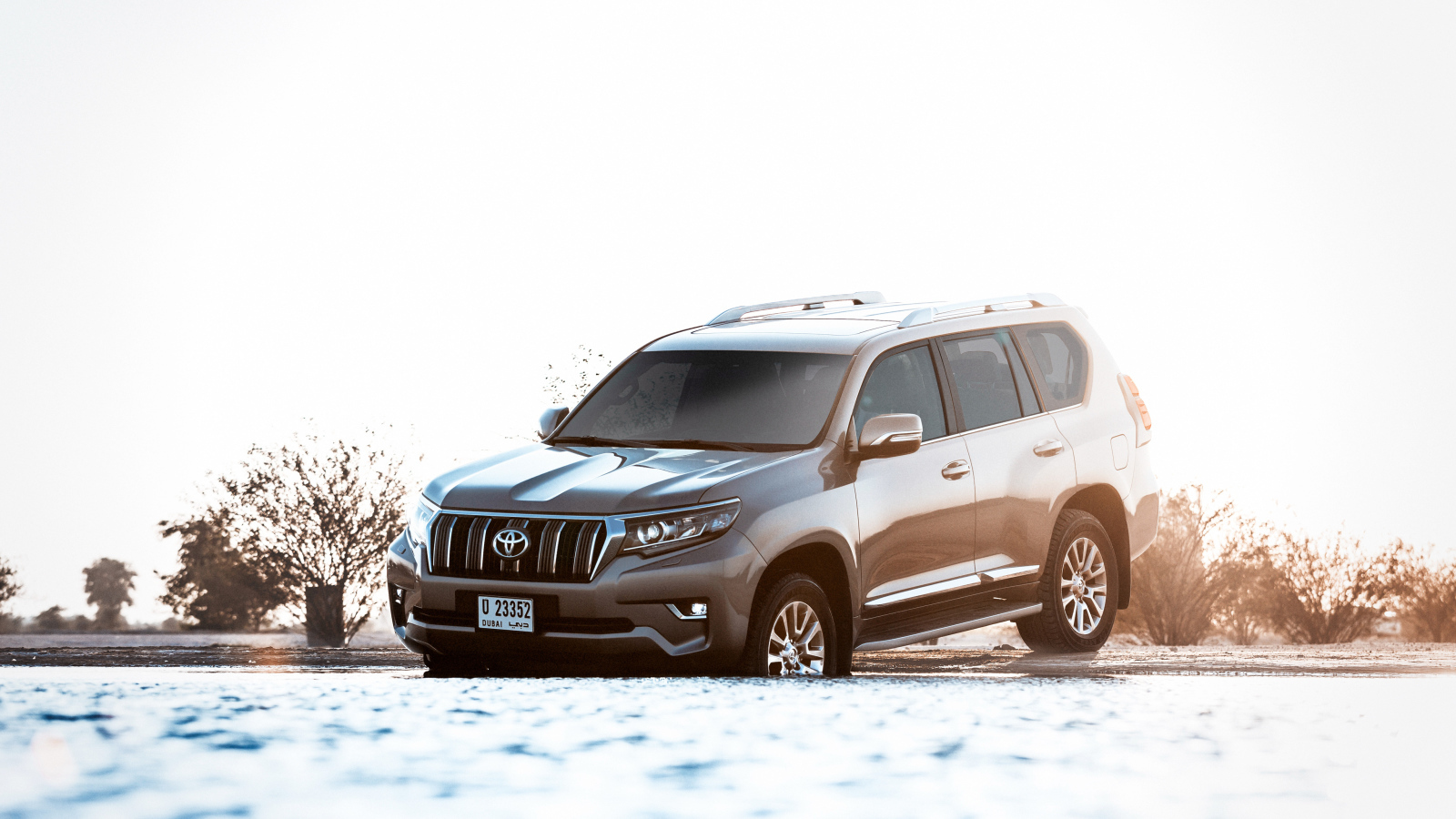 Внедорожник Toyota Land Cruiser Prado, 2018 на зимней дороге