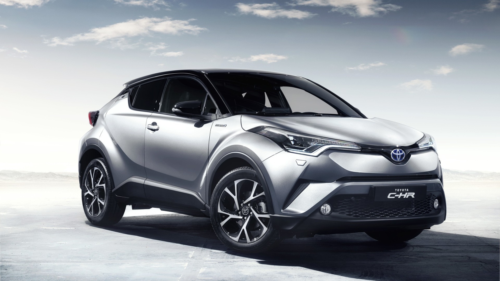 Серебристый кроссовера Toyota C-HR 2017 года 