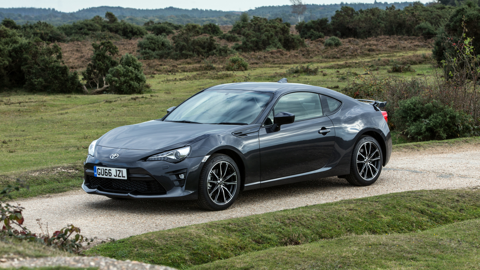 Стильный черный автомобиль Toyota 86