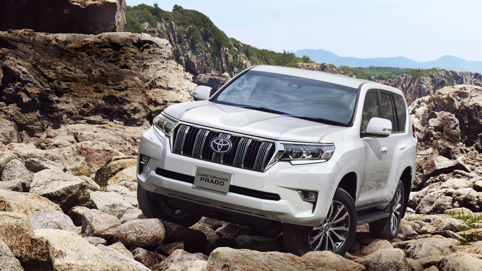 Белый автомобиль внедорожник Toyota Land Cruiser Prado, 2017
