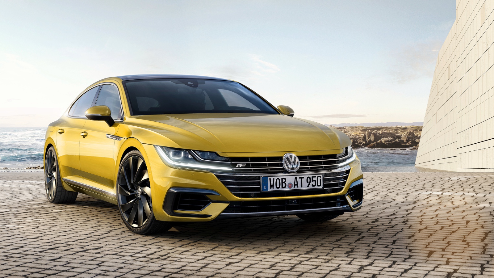 Золотистый автомобиль  Volkswagen Arteon R-Line 