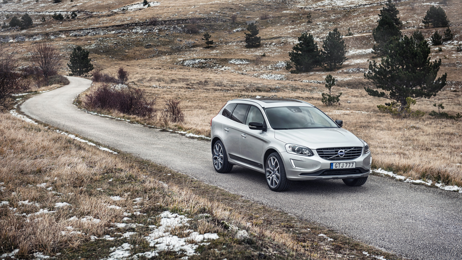 Серебристый внедорожник Volvo XC60 на трассе