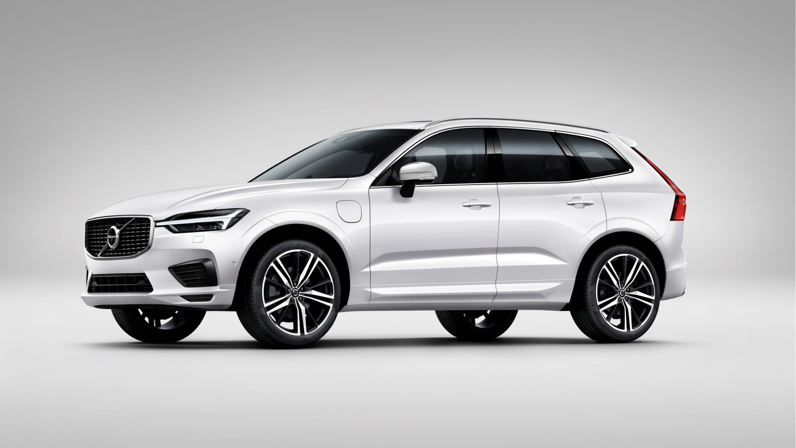 Серебристый  автомобиль Volvo XC60 T8 R Design, 2017 