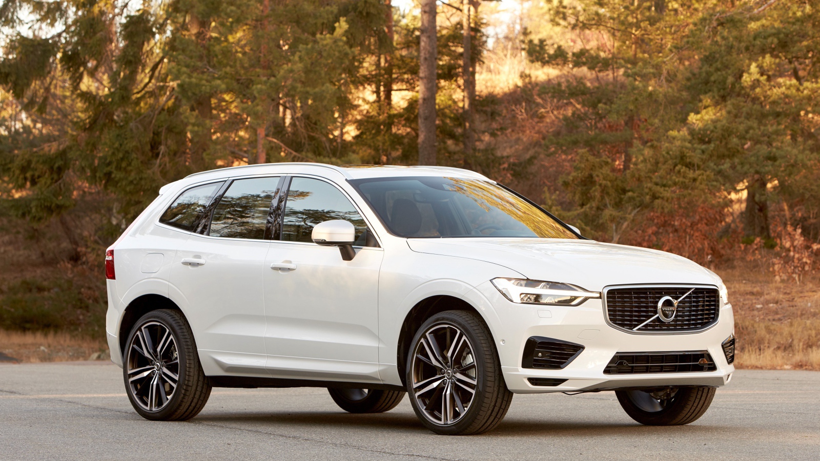 Белый внедорожник Volvo XC60 на дороге