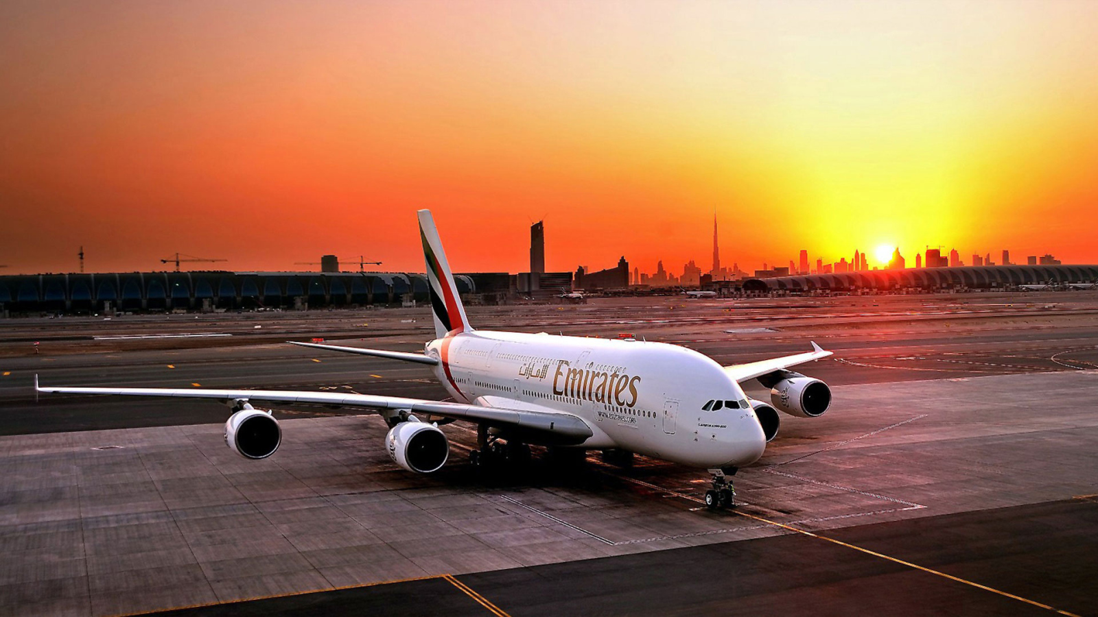 Airbus A380 авиакомпании Emirates на фоне заката