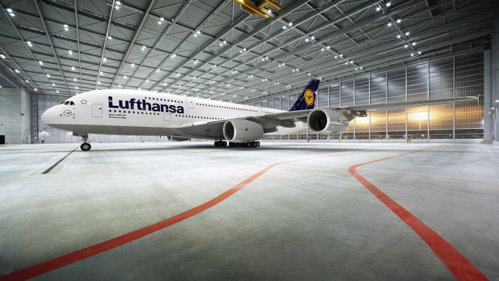 Airbus A380 авиакомпании Lufthansa в ангаре