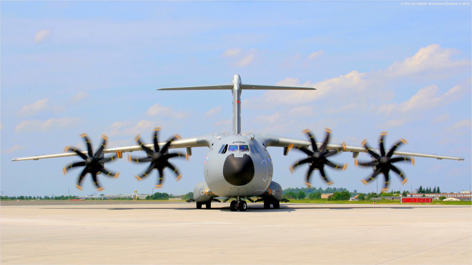 Военный самолет Airbus  A400M готовится к взлету 