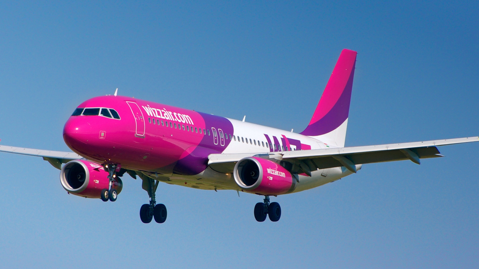 Самолет Airbus авиакомпании Wizz Air посадка  в лондонском аэропорту  