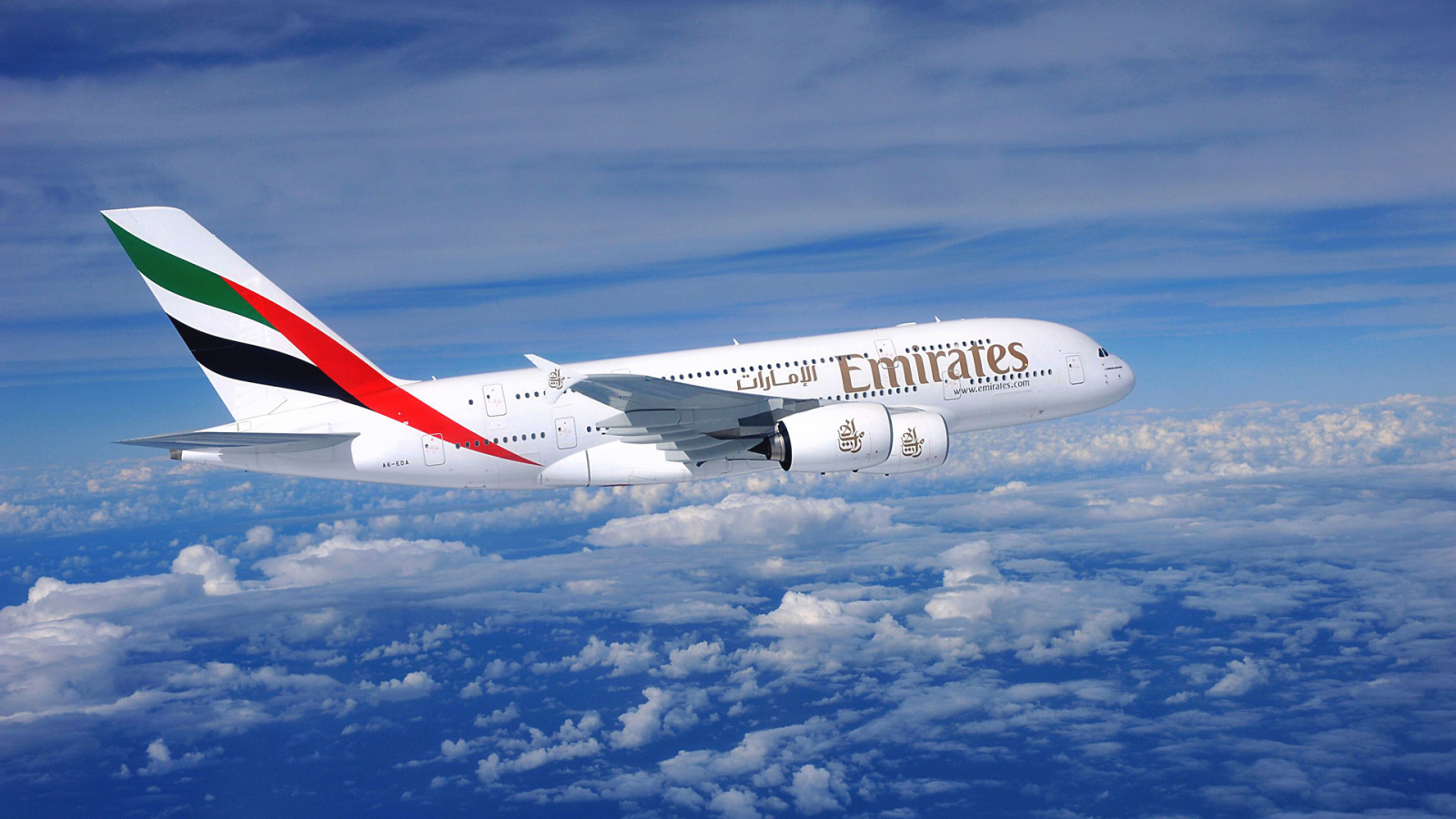 Авиалайнер Airbus A380 авиакомпании Emirates полет над облаками