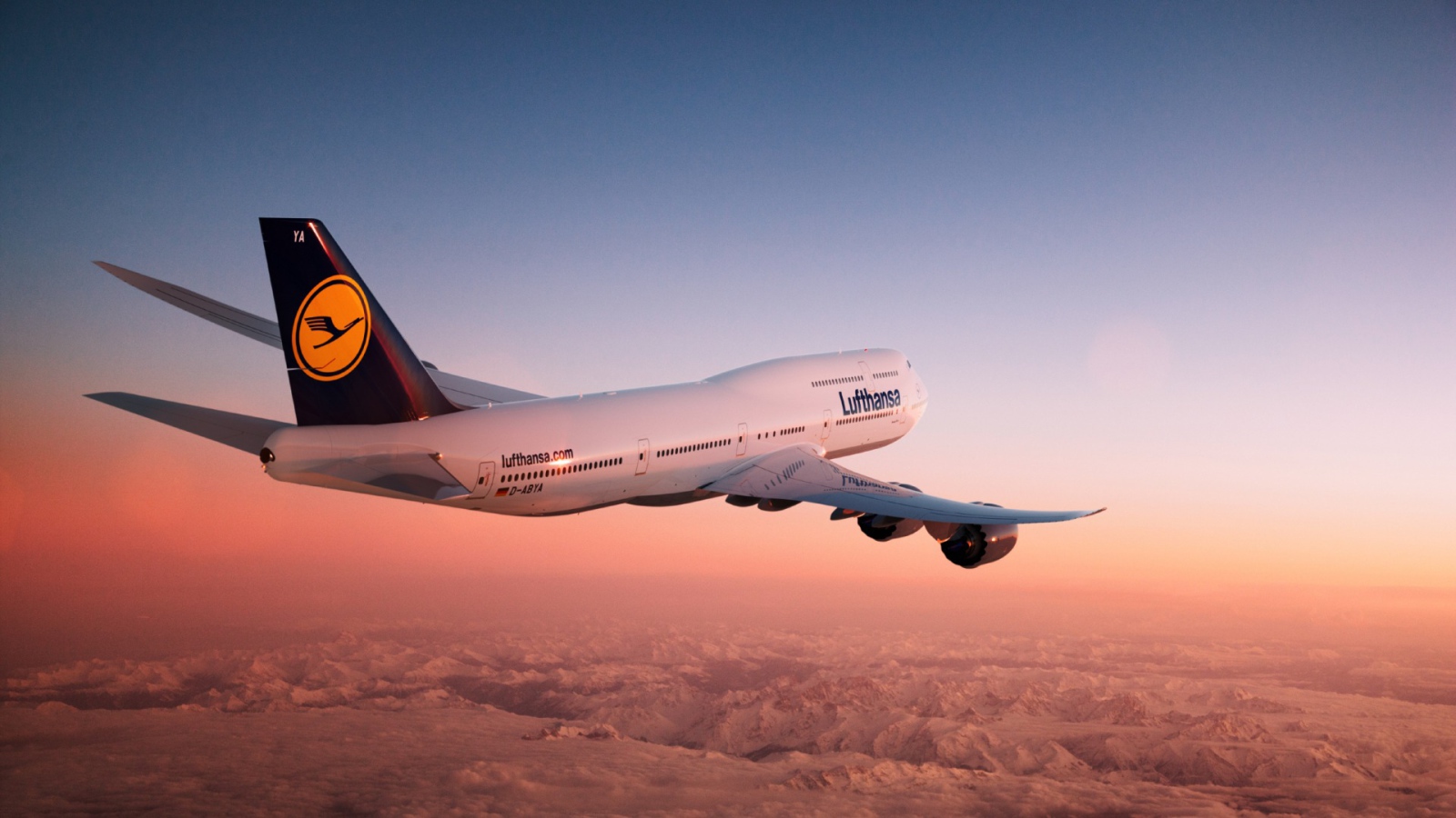 Boeing 747 авиакомпании Lufthansa в небе
