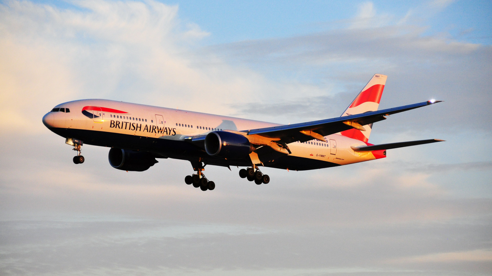 Boeing 777 авиакомпании British Airways летит на рассвете 