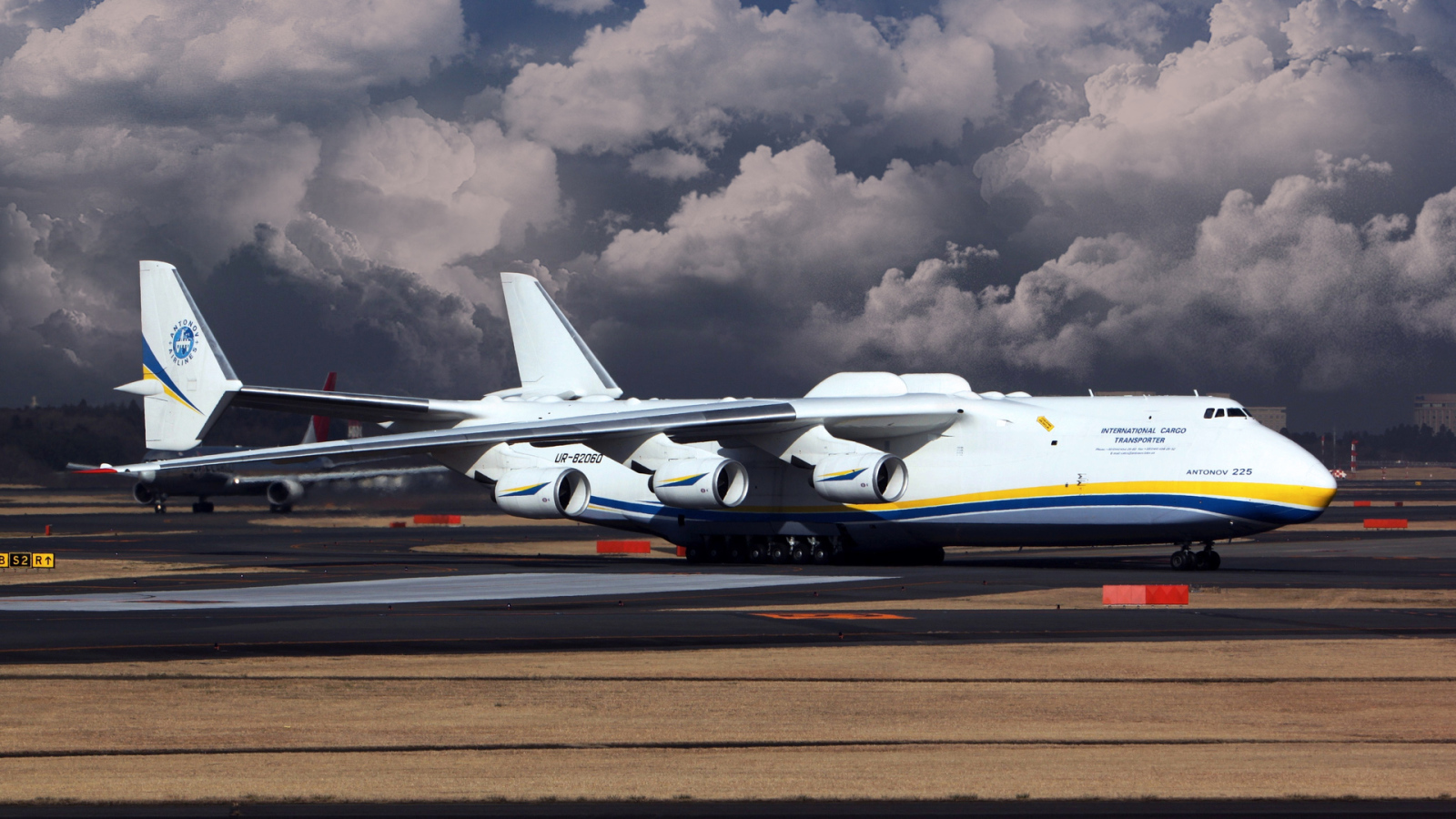 Грузовой самолет Ан 225 Мрия в аэропорту 