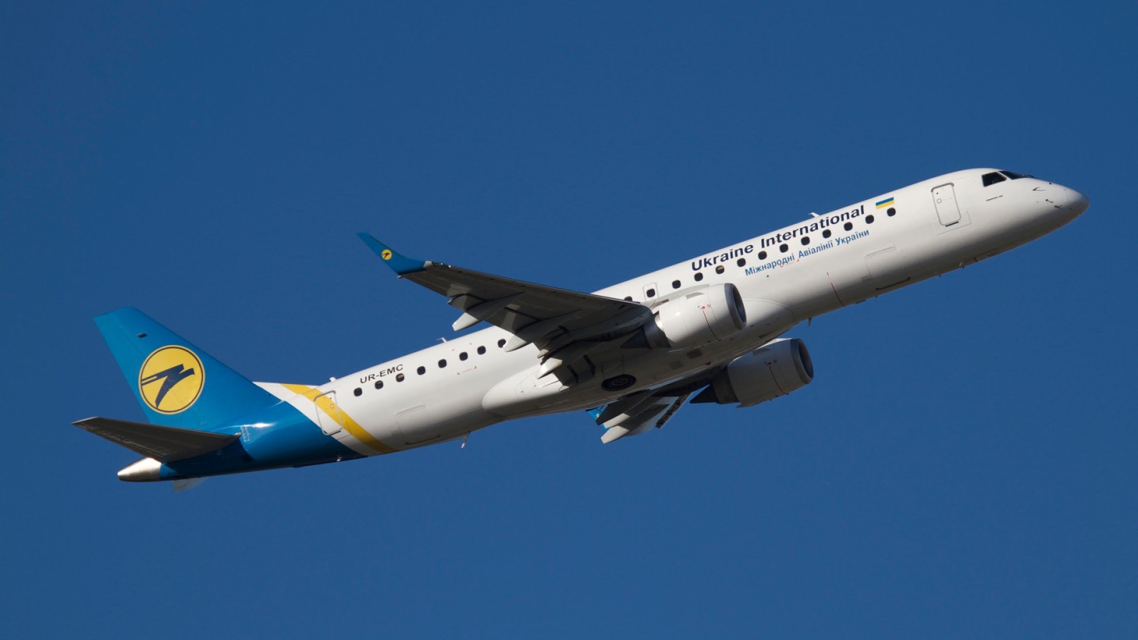 Embraer украинских авиалиний на взлете 