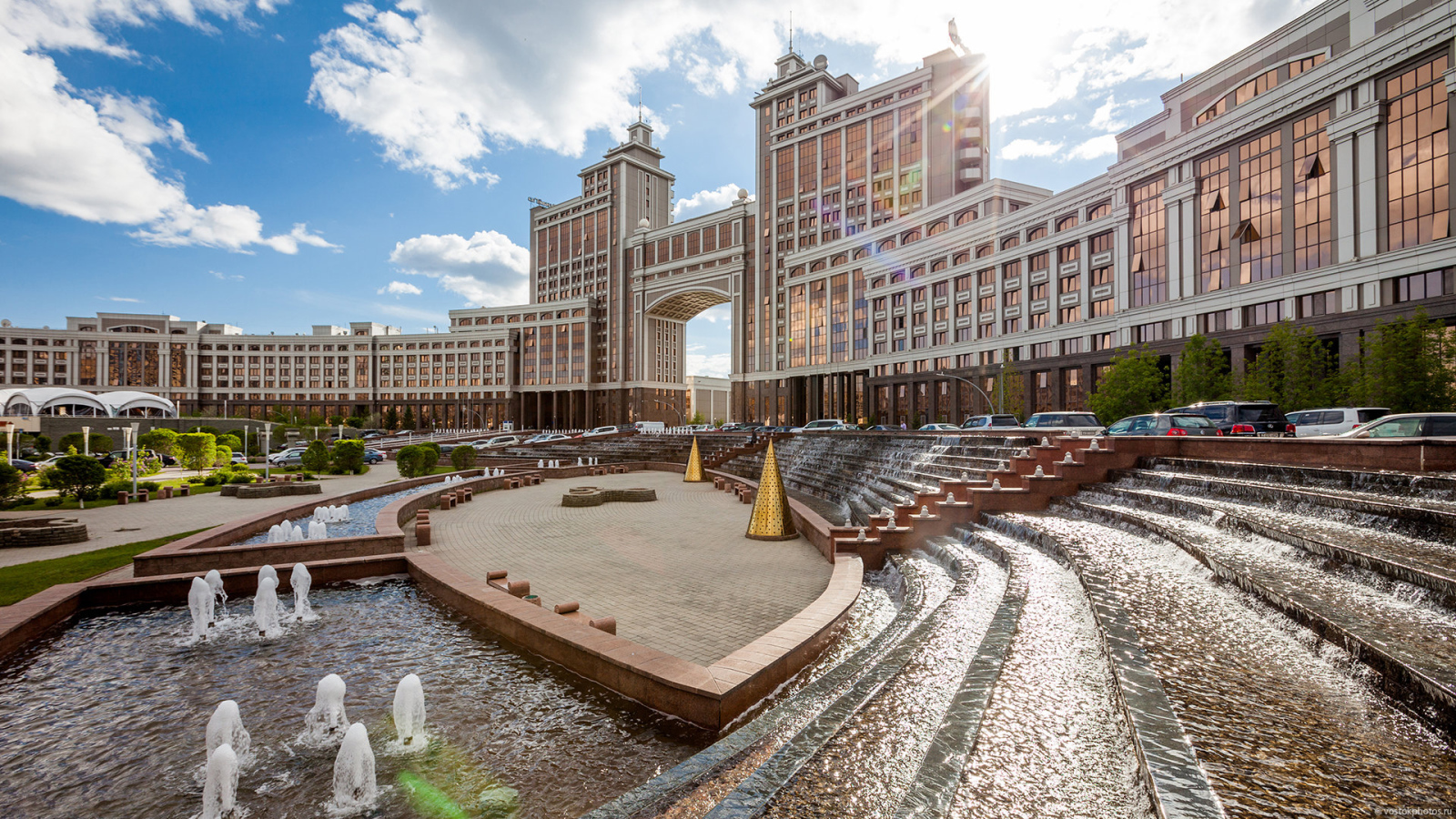 Красивое здание «Казмунай Газ»  город Астана 