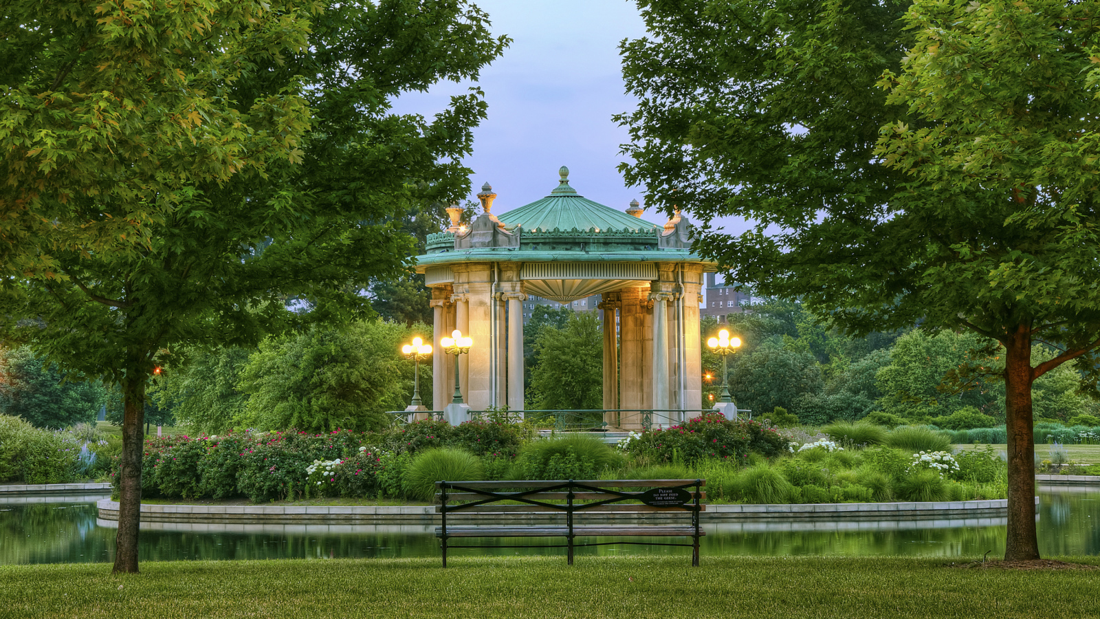 Красивая беседка в городском парке 