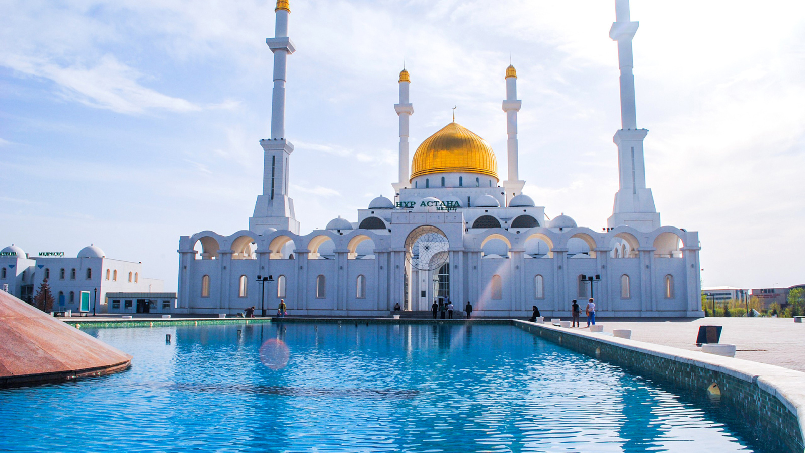 Красивая белая мечеть Нур Астана 