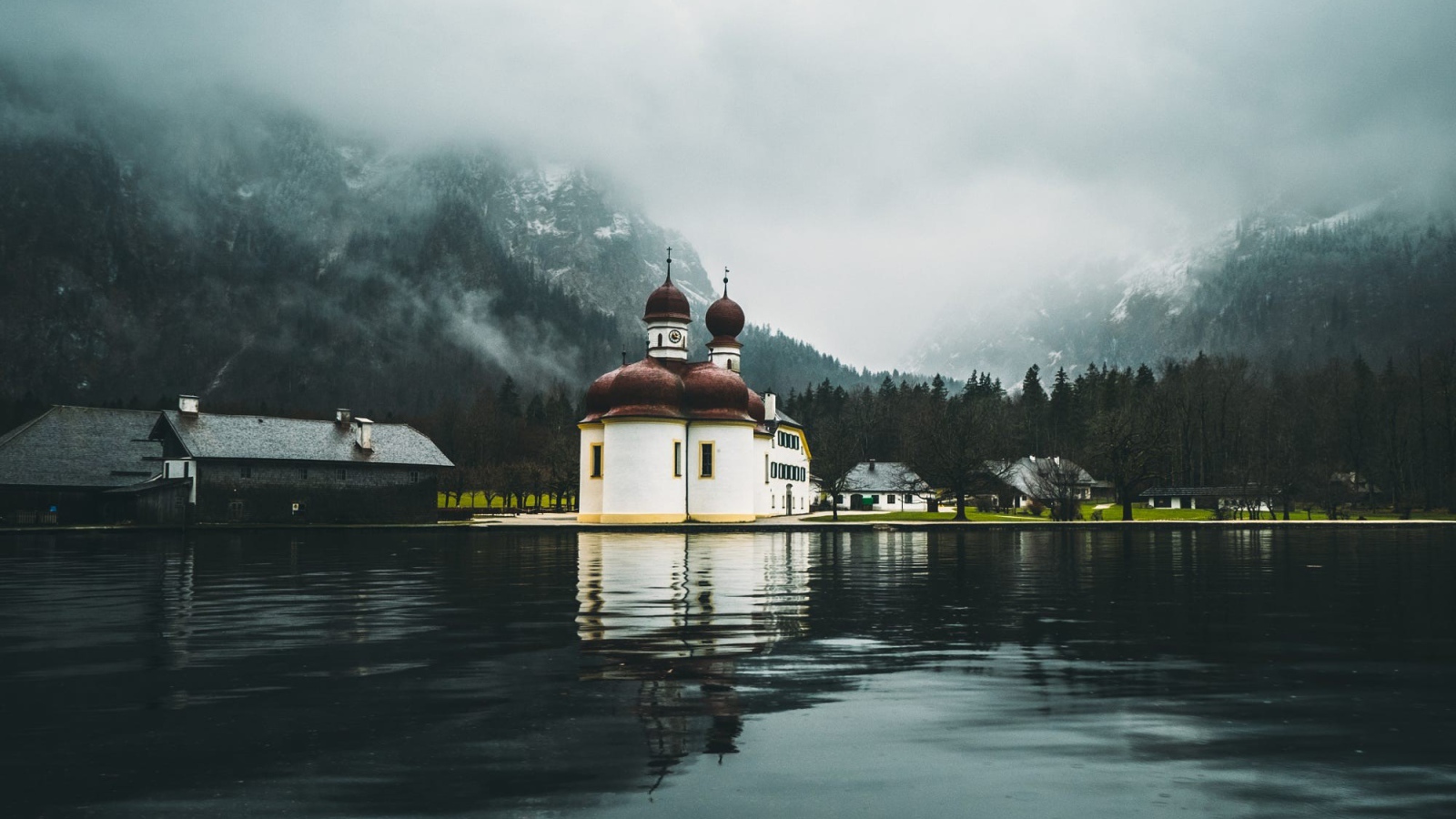 Церковь в городе у озера 