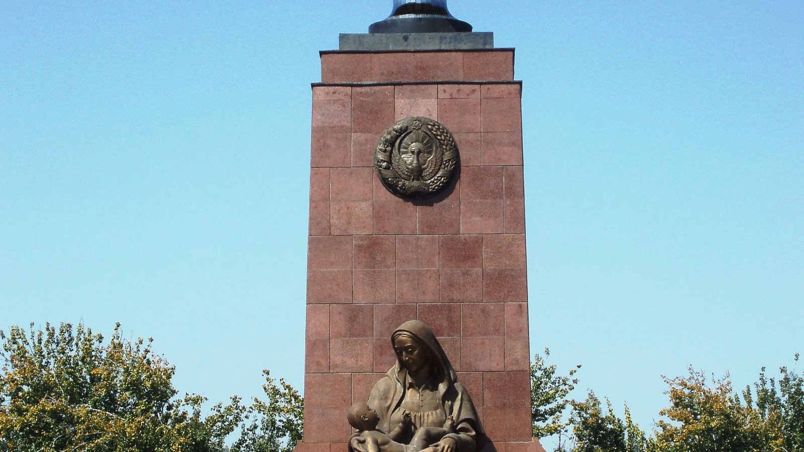 Памятник счастливой матери город Ташкент  