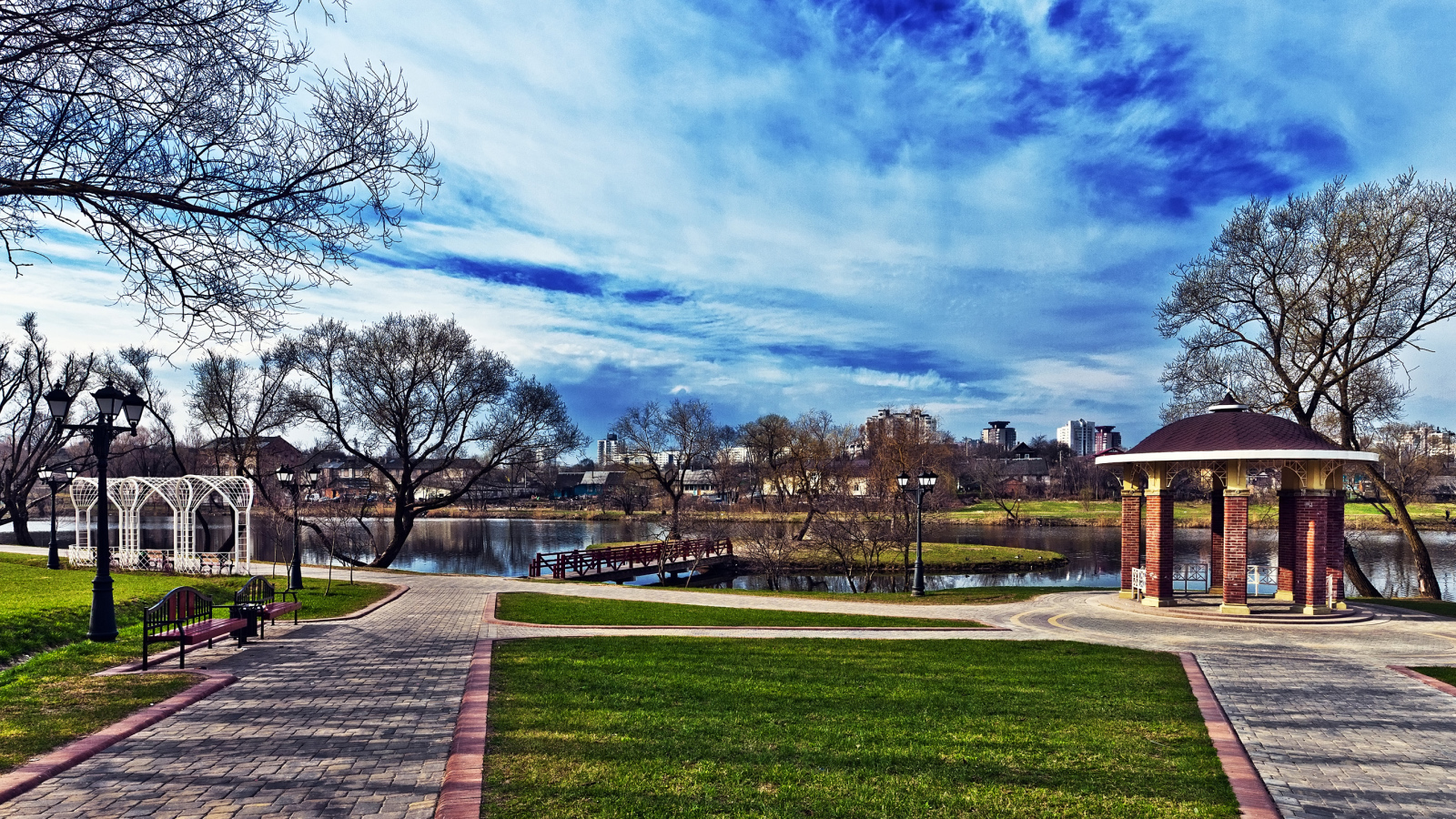 Лощицкий парк на фоне красивого неба город Минск 