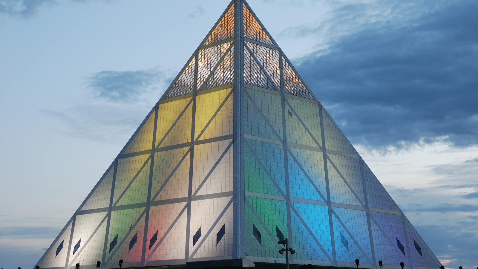 Дворец мира и согласия в форме пирамиды город Астана  